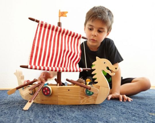 Kind mit Piratenschiff aus Holz, therapeutisches Spiel nach Barbara Zolliger zur Unterstützung der Symbolentwicklung und der Sprachentwicklung, Sprachverständnis, Wortschatz, Grammatik