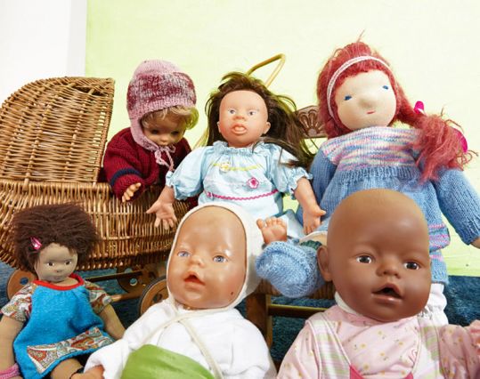 Puppen, Puppenfamilie mit Puppenwagen aus Korb, Puppe mit Downsyndrom, Puppe mit dunkler Hautfarbe (zur Unterstützung der Symbolentwicklung, Spielentwicklung im Rahmen der Therapie nach Barbara Zollinger)